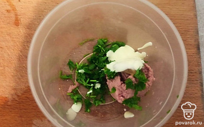 Смешаем паштет, нарезанную зелень, сметану.