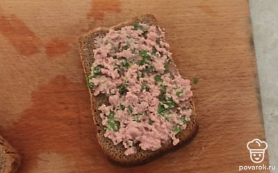 Смажем начинкой тосты.