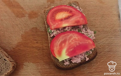 Сверху выкладываем помидор.