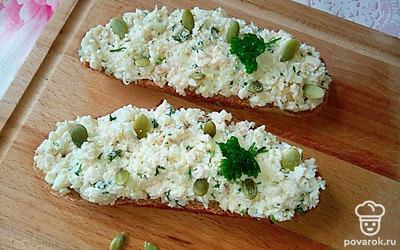 Вкусный и нежный бутерброд из курицы, сыра и яиц — Рецепт с фото