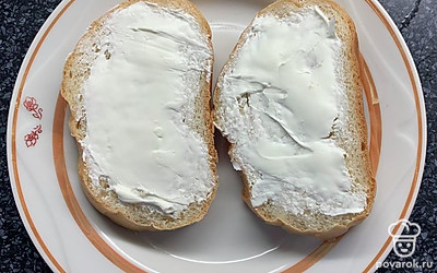 Батон намазываем творожным сыром.