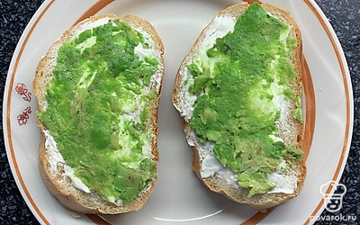 Сверху намазываем авокадо.