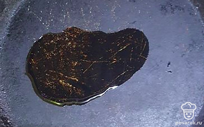 Разогреть сковороду, налить растительное масло. 