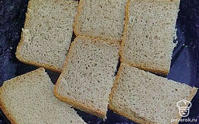 Выложить хлеб на сковородку. 
