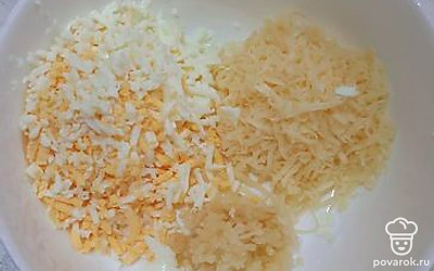 Натереть на терке сыр, яйца и чеснок. 
