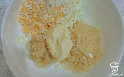 Добавить майонез и соль. 