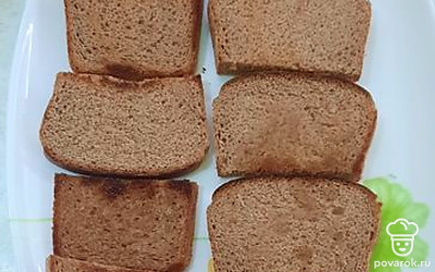 Хлеб выложить на тарелку. 