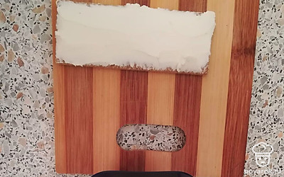 На хлебец намазываем сыр. 