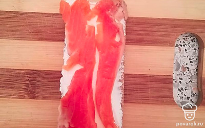Кладем 2 кусочка тонко порезанной форели. 