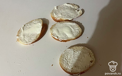 Каждый ломтик хлеба смажьте творожным сыром.
