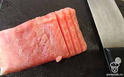 Рыбу лучше использовать слегка замороженную. Так лучше нарезается и ровнее. И выкладывать на багет сразу замороженные куски. Рыбка полежит и сразу оттает. 