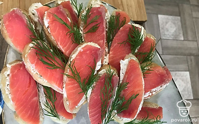 Каждый кусочек аккуратно выложите на тарелку, зовите гостей и родных к столу.