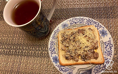 Можно подать сэндвич с чашкой горячего чая.