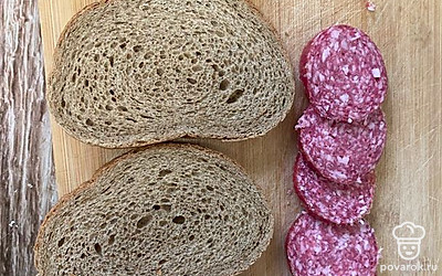 Нарежьте хлеб и салями. 