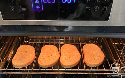 Поджарьте хлеб в тостере или духовке 4 минуты на 225 градусах.
