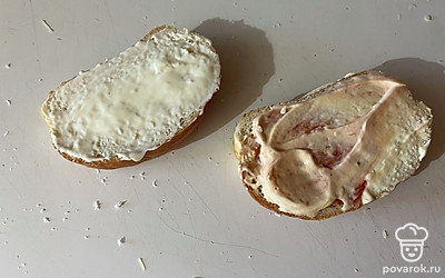 Один ломтик хлеба смажьте постным майонезом, а второй – сметанным соусом.