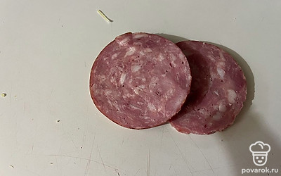 Колбасу нарежьте на пластинки.