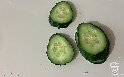 Огурец режьте на примерно одинаковые по толщине кружки, как и колбасу.