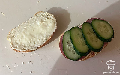 А уже сверху колбасы положите огурец.