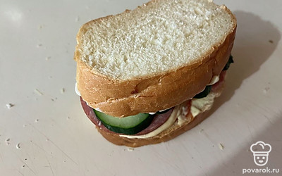 Всю начинку накройте вторым ломтика хлеба.