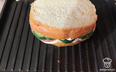 Бутерброд перенесите на электрический гриль.
