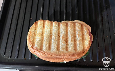 Обжаривайте бутерброд до появления золотистой корочки.