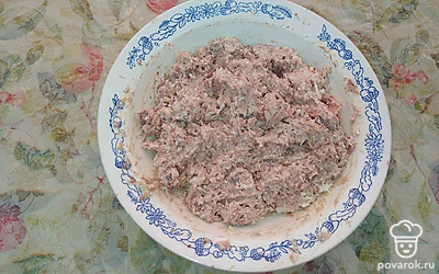 Смешать все ингредиенты, заправить майонезом и отправить в холодильник охлаждаться. 