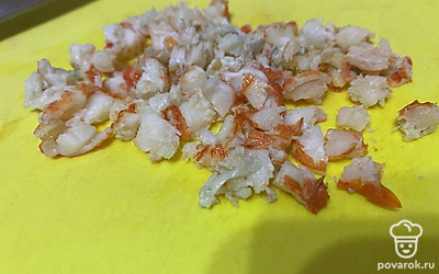 Мясо нарезаем кубиками.