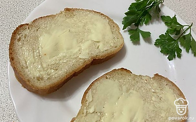 Хлеб намазываем сливочным маслом.