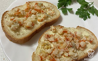 Сверху выкладываем мясо рака.