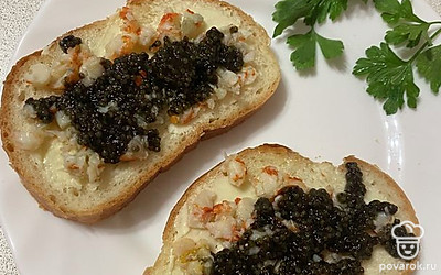 Поверх мяса распределяем икру.