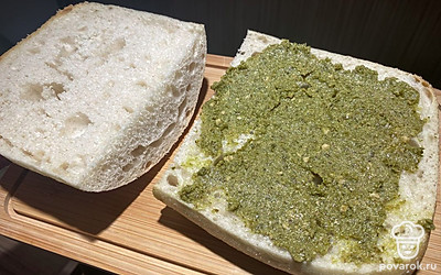 Чиабатту разрежьте вдоль. Если она очень большая как у меня, можно использовать половину. На одну половинку намажьте песто.