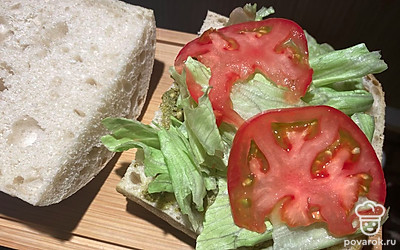 Далее выложите помидоры и листья салата.