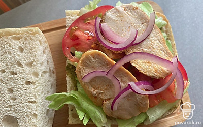 Затем добавьте обжаренное куриное филе и красный лук. В таком варианте сочности хватает. Но если блюдо вам покажется сухим, можно добавить немного майонеза сферху.