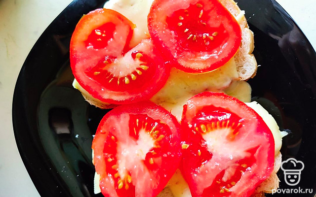 Теплый бутерброд с помидором — Рецепт с фото