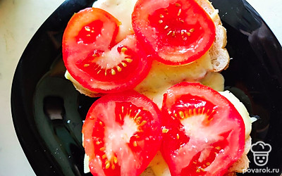 Нарезаем помидор, кладём на сыр, сверху соль по вкусу и блюдо готово! 