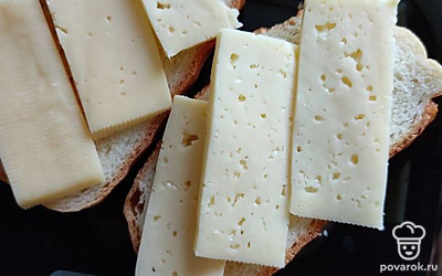 Нарезаем сыр, кладём на хлеб.