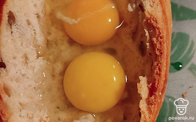 Вливаем яйца.