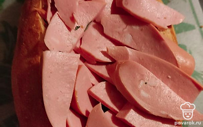 Выкладываем колбасу.