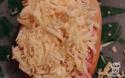 Обильно посыпаем сыром.