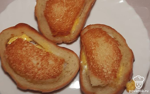 Горячие бутерброды с перепелиным яйцом — Рецепт с фото