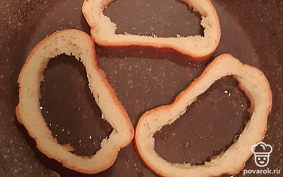 На разогретую сковороду наливаем масло и выкладываем хлеб.