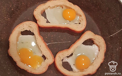 В дырочки колем по 1 яйцу, солим.