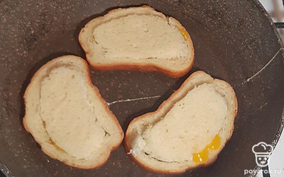 Накрываем яйца хлебной серцевиной.