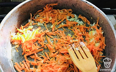 Всё нарезать и выложить на сковороду на 5-7 минуток.