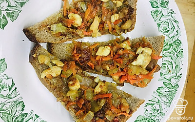 Полученную массу выложить на средней толщины порезанный чёрный хлеб. 