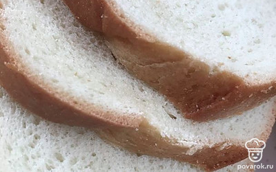 Просушите хлеб на сковороде, чтобы она была хрустящей.