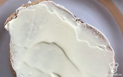 Смешайте майонез с протёртым чесноком. Намажьте на хлеб.