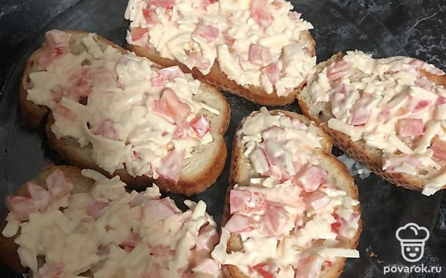 Чесночные бутерброды с помидором — Рецепт с фото