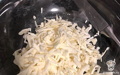 На крупной терке натираем плавленые сырки.